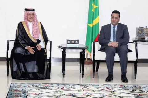 الوزير الأول يبحث مع وفد الصندوق السعودي للتنمية تعزيز التعاون التنموي
