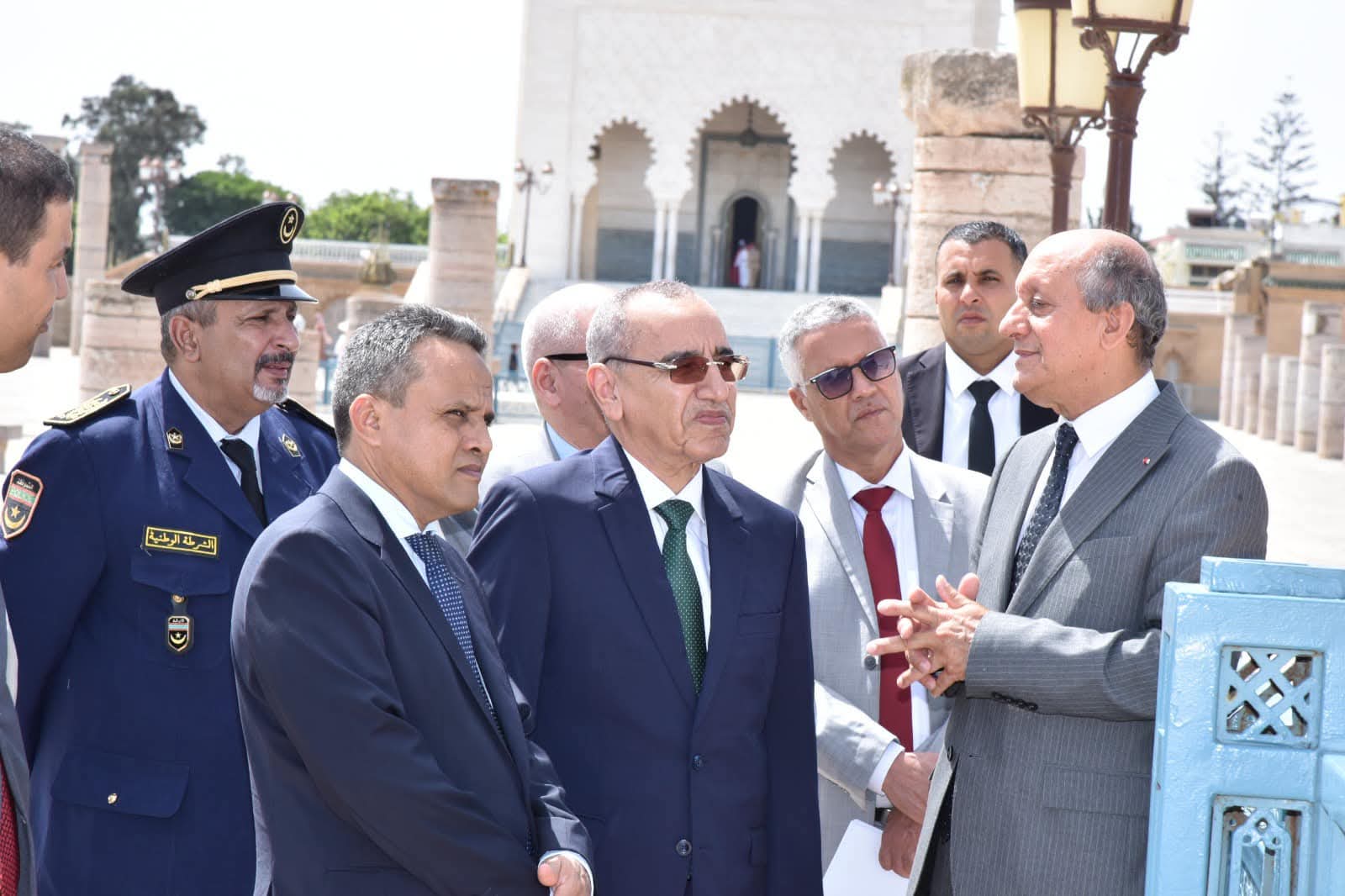 وزير الداخلية يزور ضريح الملك الراحل محمد الخامس