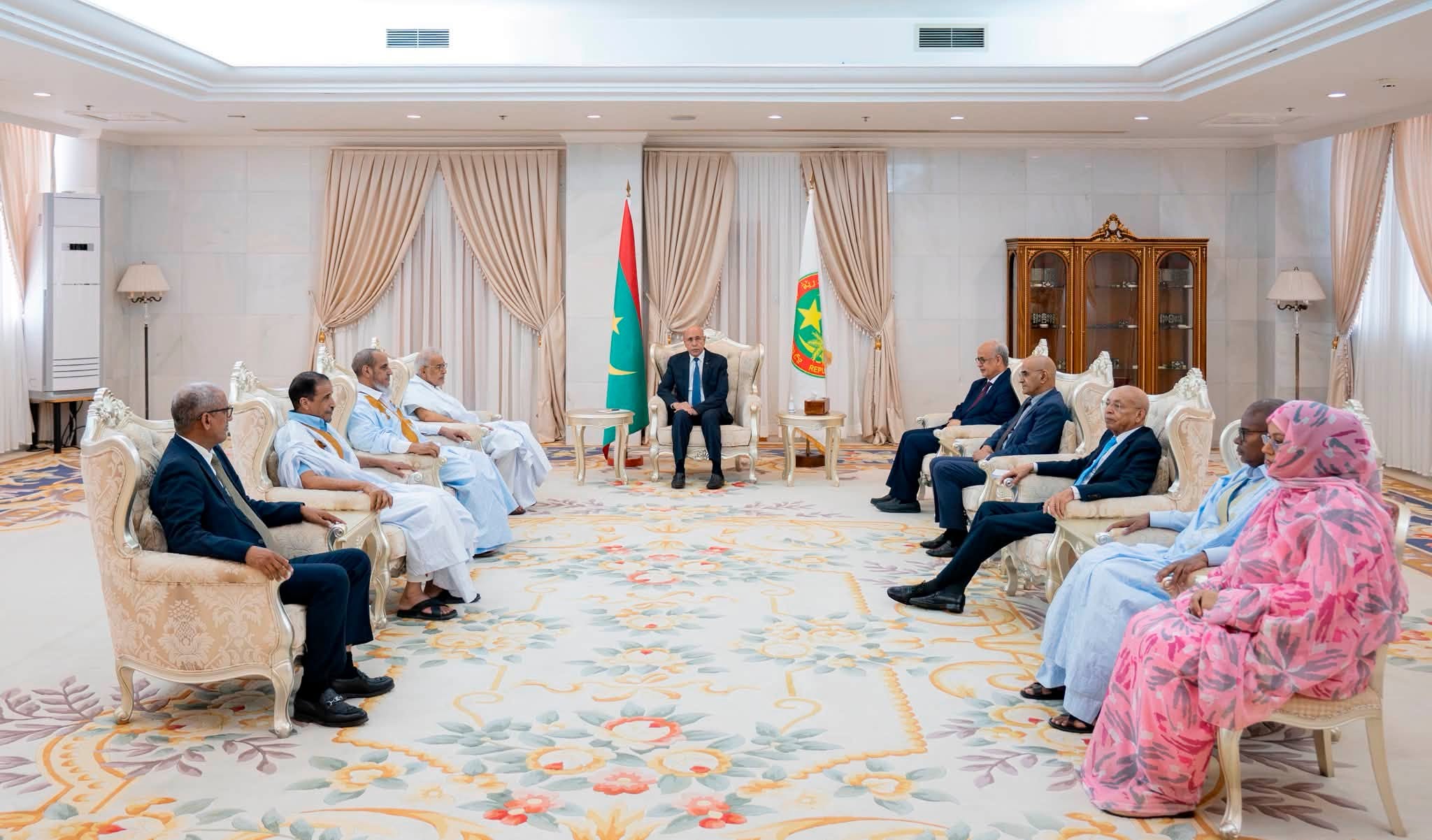 رئيس الجمهورية يستقبل منسق الحوار الوطني ورؤساء الأطراف السياسية
